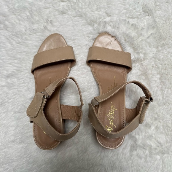 3/$32 Angel Steps Beige Sandals Size 6 - Picture 13 of 13